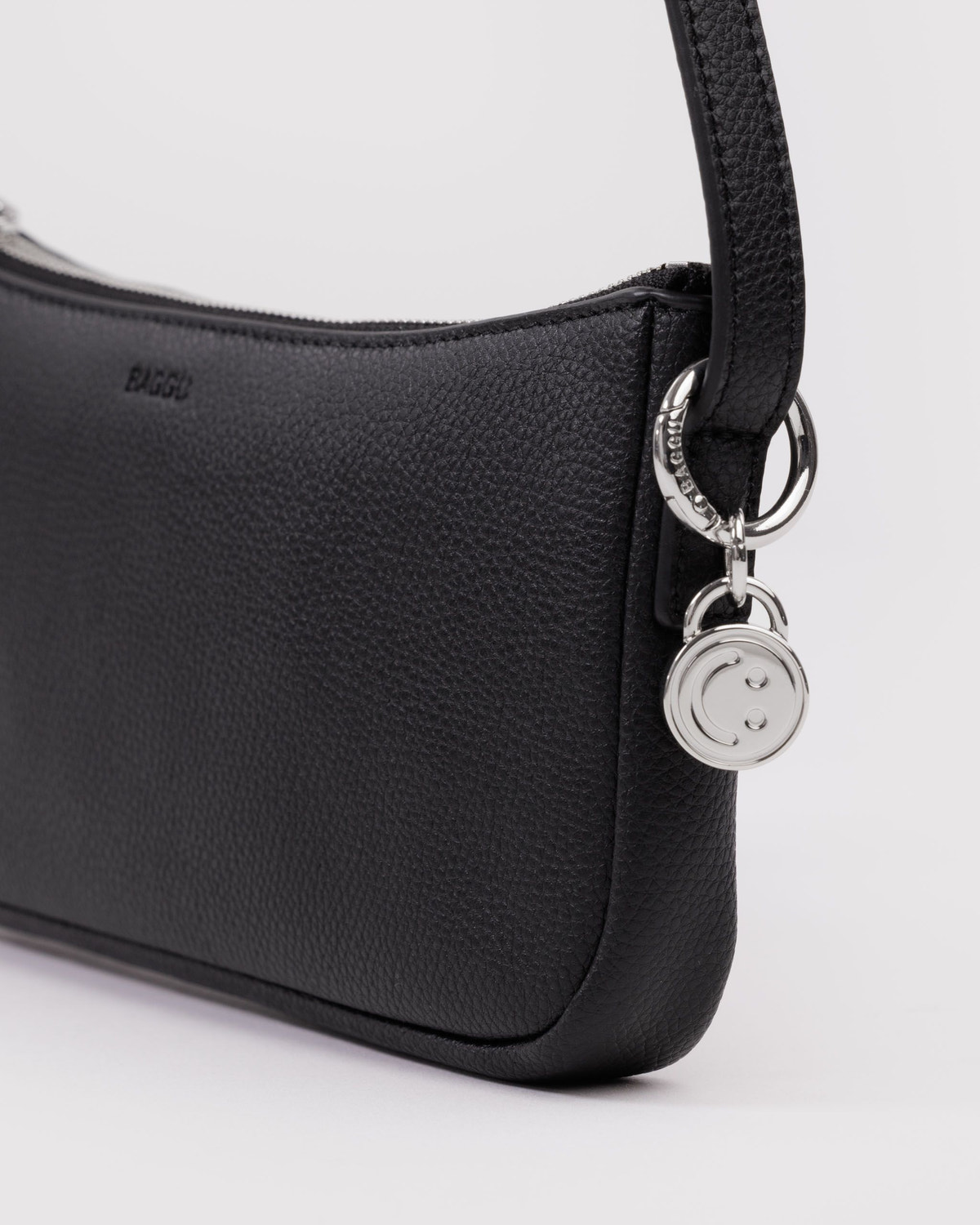 Recycled Leather Pochette Black - Baggu - Image 3