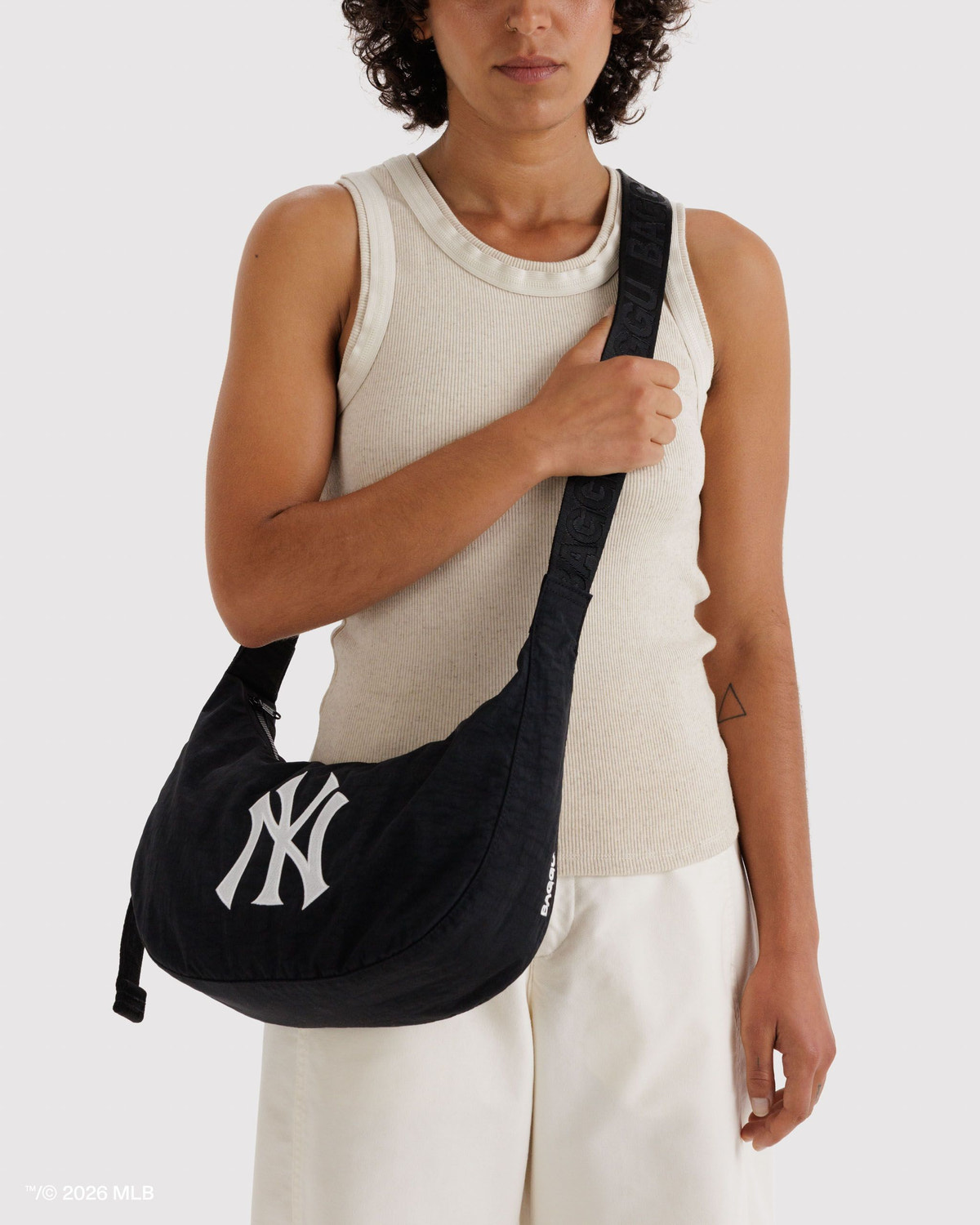 Medium Nylon Crescent Bag New York Yankees™ - Baggu - Image 2