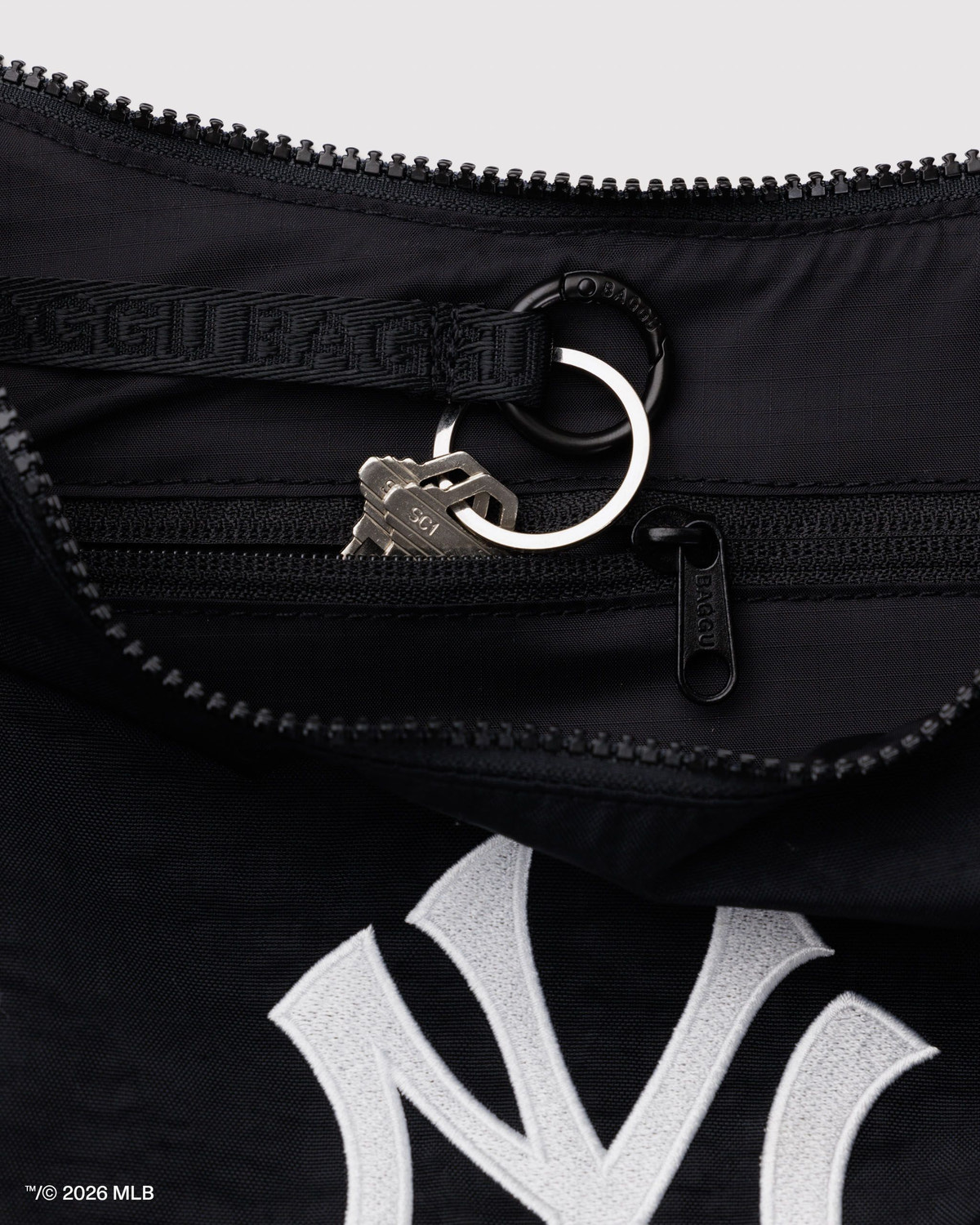 Medium Nylon Crescent Bag New York Yankees™ - Baggu - Image 3