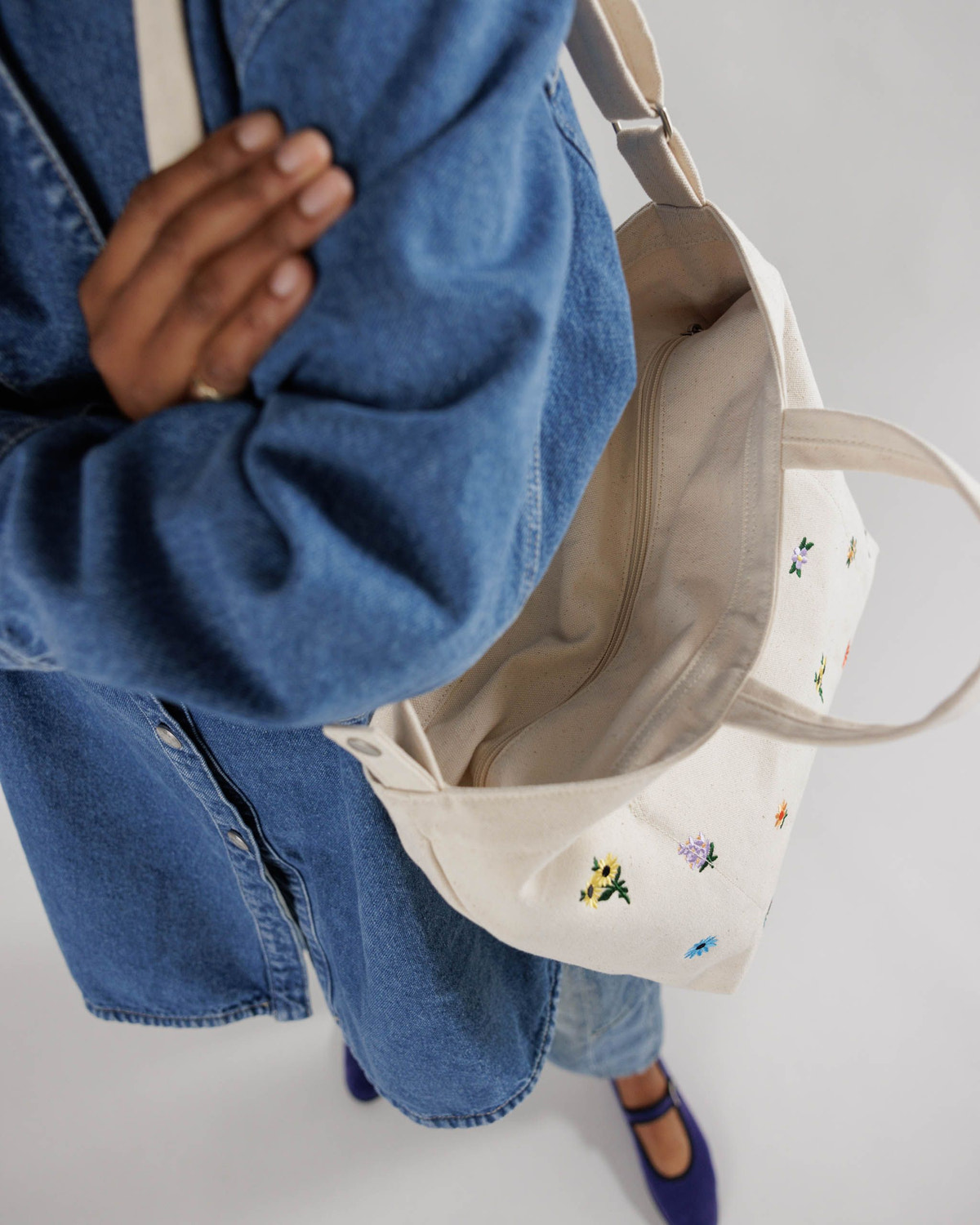 Horizontal Zip Duck Bag Embroidered Ditsy Floral - Baggu - Image 3