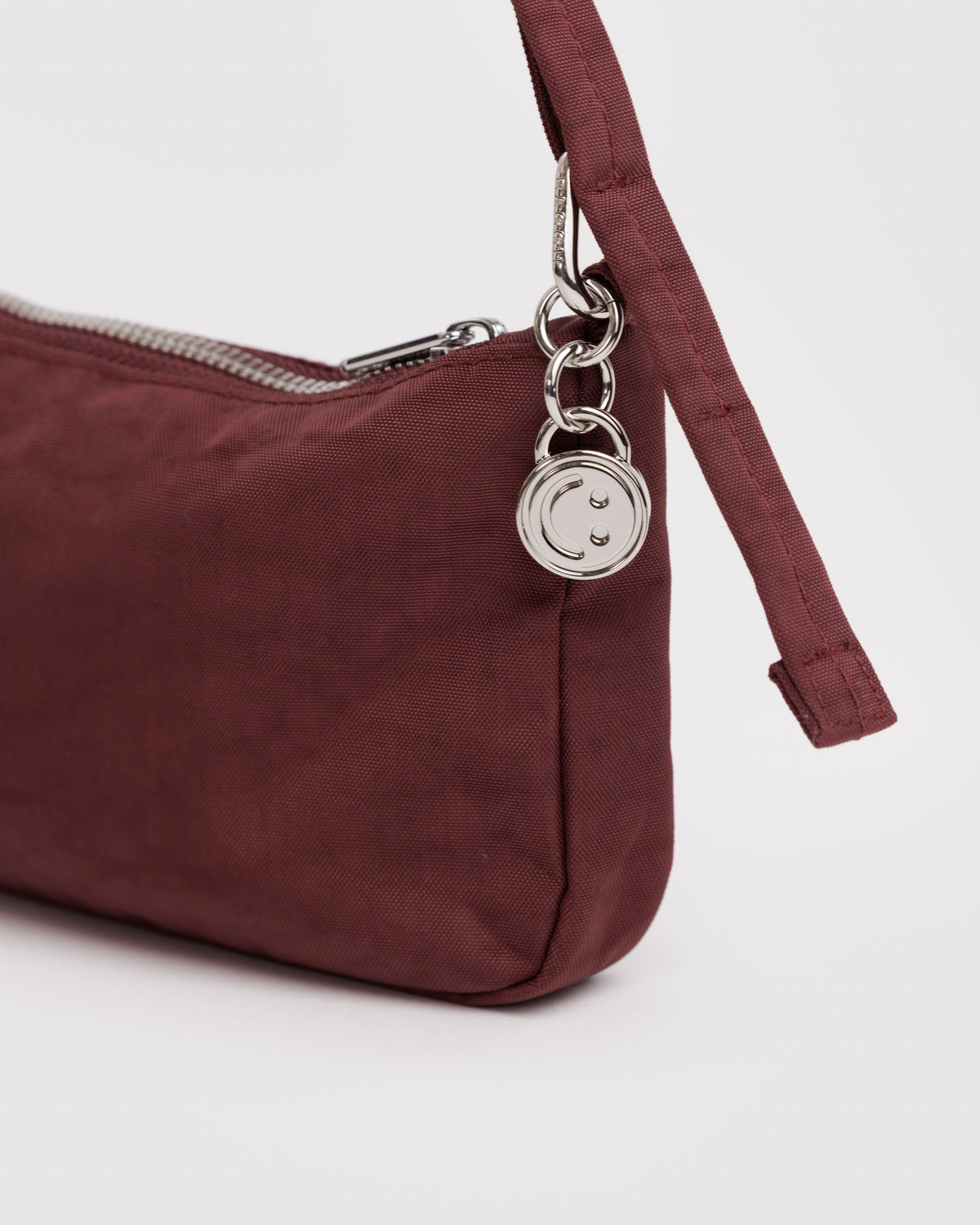 Nylon Pochette Mahogany - Baggu - Image 4